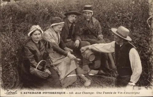 Ak Aux Champs, Une Tassée de Vin d'Auvergne