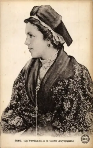 CPA La Paysanne, à la Coiffe Auvergnate