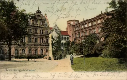 Ak Heidelberg am Neckar,  Schlosshof, Parklandschaft,  Gebäude, Spaziergänger