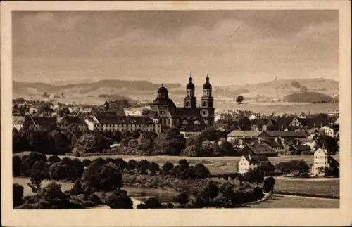 Ak Kempten im Allgäu Schwaben, Stadtansicht  Fluss, Bäume, Berge im Hintergrund