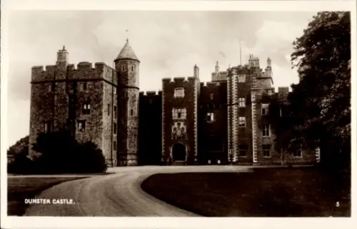 Ak Dunster Somerset England, Dunster Castle,  Burg, grüne Umgebung, Fotografie
