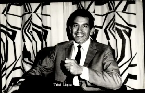 Ak Sänger Trini Lopez, Portrait im Anzug