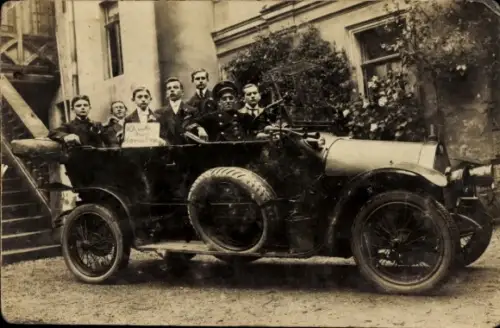 Foto Ak Jungengruppe und Chauffeur im offenen Automobil