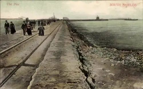 Ak South Shields South Tyneside North East England, Pier, Menschen auf dem Weg, Wasser, Küste, Sc