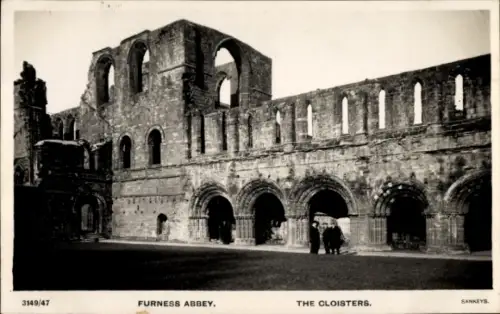 Ak Barrow in Furness Cumbria England,  die Kreuzgänge, Ruinen, Menschen, Schwarz-Weiß-Foto