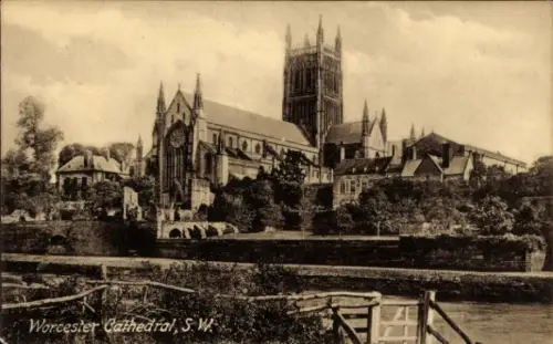 Ak Worcester West Midlands England, Worcester Cathedral, S. W, Kathedrale, Bäume, Wasser