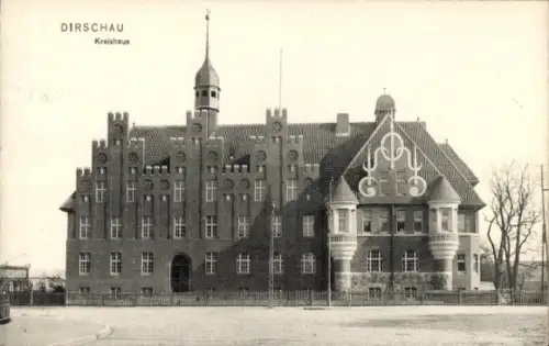 Ak Tczew Dirschau Pommern, Kreishaus, s Gebäude, keine Personen, schwarz-weiß