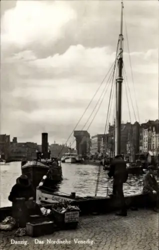 Ak Gdańsk Danzig,  Hafenansicht, Segelboot, Menschen am Ufer
