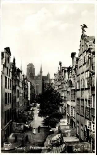 Ak Gdańsk Danzig,  Frauengasse, Häuserzeilen, Kirche im Hintergrund, Schwarz-Weiß-Foto