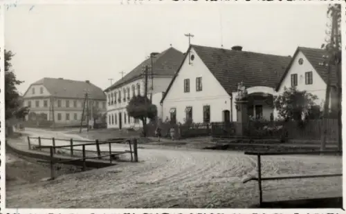 Foto Ak Tschechien, Darakvice? bei Prag, Straßenpartie, Häuser, Denkmal