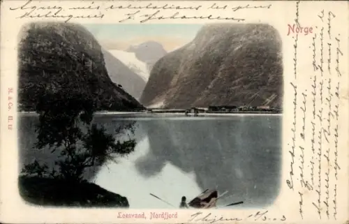Ak Norwegen, Fröisöen i Nordfjord, Berglandschaft mit Fjord, Ruderboot, schneebedeckte Berge
