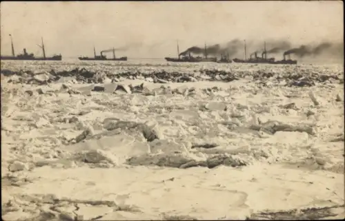 Foto Ak Deutsche Kriegsschiffe, Zugefrorene See, I. WK