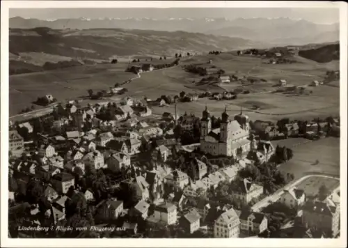 Ak Lindenberg im Allgäu Schwaben, Luftaufnahme von Lindenberg, Allgäu, Berge im Hintergrund