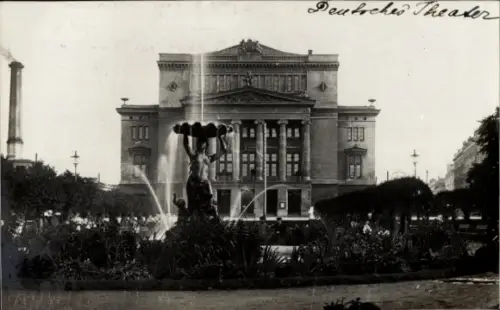 Foto Ak Riga Lettland, Deutsches Theater, Brunnen