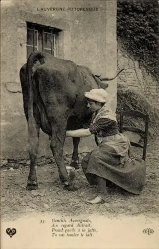 Ak Paysanne Aveyronnaise trayant sa vache, Frau in Tracht beim Melken