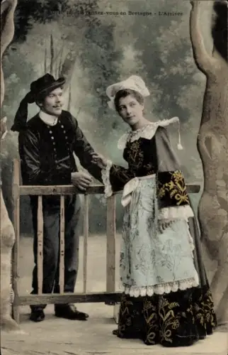 CPA Rendez-vous en Bretagne L'Arrivée, Costumes Bretons