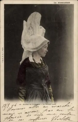 CPA La Normandie, Etudes de Costumes, Le Bonnet rond