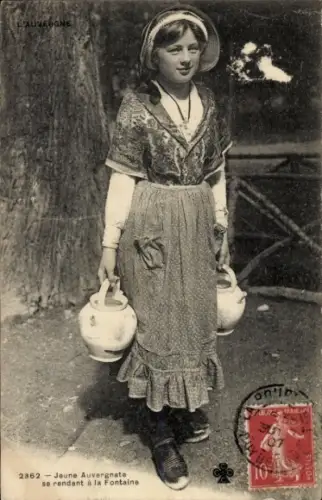 CPA Auvergne, Jeune Auvergnate se rendant à la Fontaine