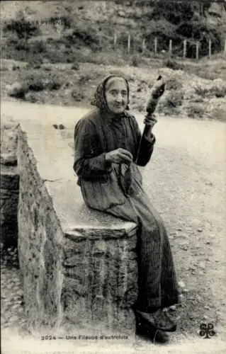 Ak Une Fileuse d'autrefois, Alte Spinnerin