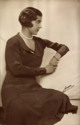 Ak Prinzessin Ingrid von Schweden, seitliches Sitzprofil