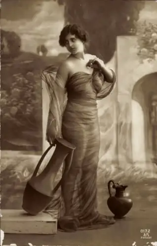 Ak Frau mit Wasserkrug, Kleid, Halskette