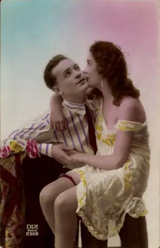 Ak Liebespaar, Kuss, Frau in gelbem Kleid