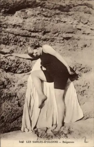 Ak Les Sables d'Olonne Vendée, Frau in schwarzem Badeanzug