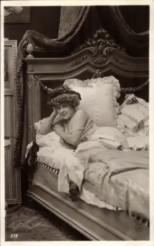 Ak Porträt einer Frau im Bett, Unterwäsche, Kissen