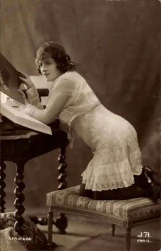 Ak Porträt einer Frau in weißem Kleid, Buch, Hocker