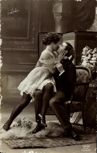 Ak Liebespaar, Kuss, Unterwäsche, Strümpfe