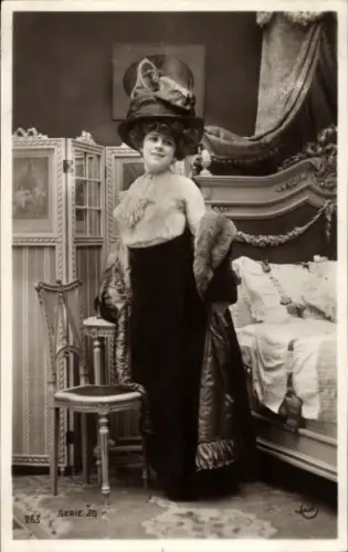 Ak Porträt einer Frau, Schwarzer Rock, Bluse, Hut