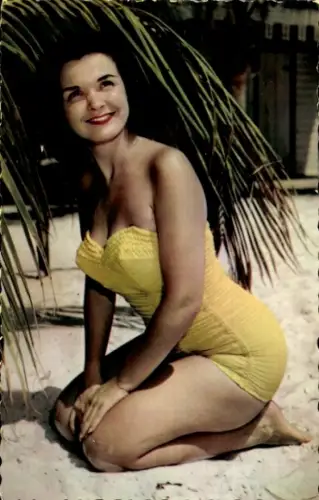 Ak Frau in gelbem Badeanzug am Strand