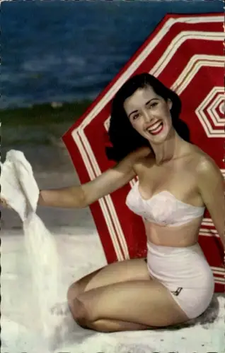 Ak Frau in Bikini am Strand, Sonnenschirm