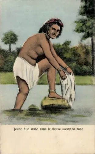 CPA Jeune fille arabe dans le fleuve lavant sa robe