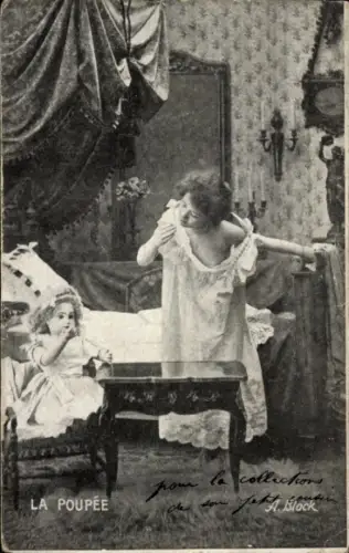 Ak Frau in weißem Unterkleid, Puppe