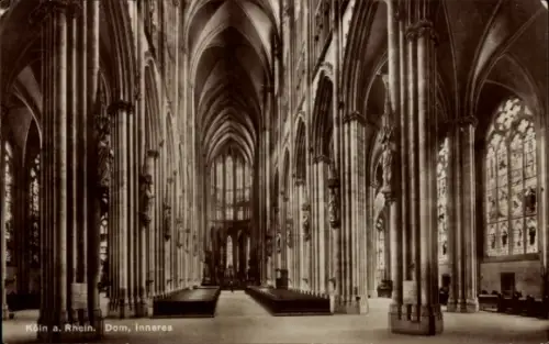 Ak Köln am Rhein, Kölner Dom, Innenansicht, hohe Säulen, Buntglasfenster