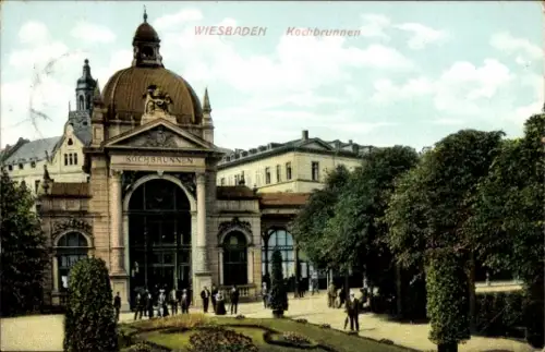 Ak Wiesbaden in Hessen, Kochbrunnen,  Menschen, Bäume, Garten