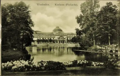 Ak Wiesbaden in Hessen,  Kurhaus, Parkseite, See, Bäume, Blumen