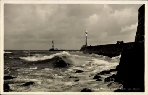 Ak Ostseebad Warnemünde Rostock,  Mole bei Sturm, Wellen, Leuchtturm