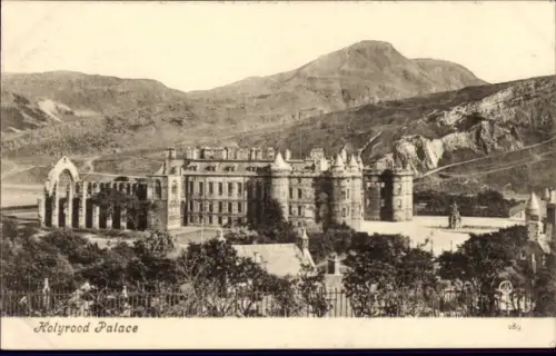 Ak Holyrood Edinburgh Schottland, Holyrood Palace, Berglandschaft, Schwarz-Weiß-Foto
