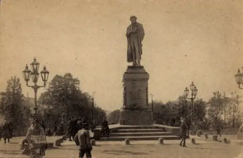Ak Moskau Russland, Denkmal von Puschkin, Menschen, Laternen, Tverstraße, Moskauer Stadtbild