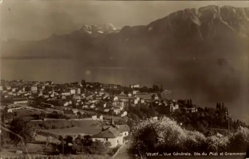 Ak Vevey Kanton Waadt, Blick auf  See, Berge, Stadtansicht, Schwarz-Weiß-Foto