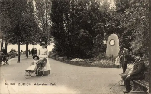 Ak Zürich Stadt Schweiz,  Arboretum-Park, Frau mit Kinderwagen, Mann auf Bank