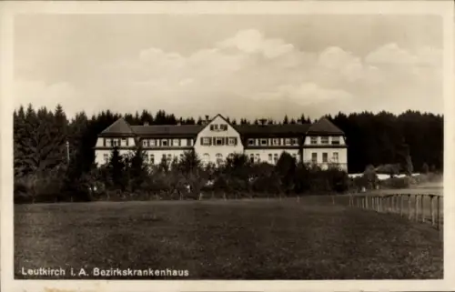 Ak Leutkirch im Allgäu Württemberg, Bezirkskrankenhaus,  Wald, Wiese