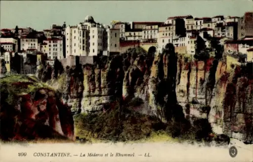 Ak Constantine Algerien, Blick auf die Stadt  Felsen, Gebäude, Medersa, Rhummel