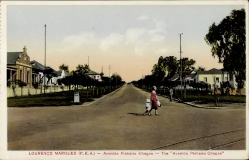 Ak Maputo Lourenco Marques Mosambik, Avenida Pinheiro Chagas, Straße, Fußgänger, Häuser, Bäume