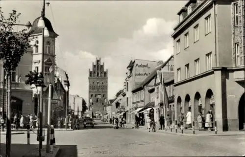 Ak Demmin in Vorpommern, Clara Zetkin Straße mit Blick auf Luisentor
