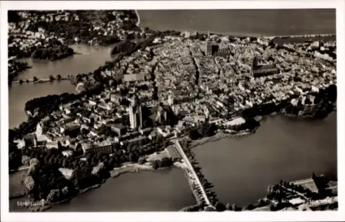 Ak Stralsund in Vorpommern, Luftaufnahme von  Stadtansicht, Wasserflächen,  Gebäude
