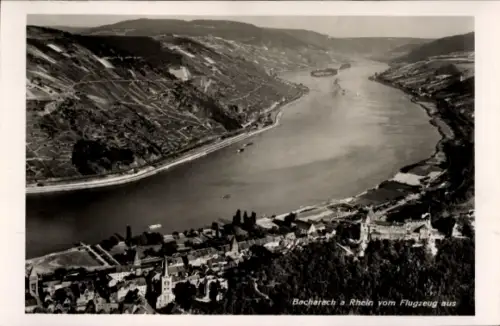 Ak Bacharach am Rhein, Luftaufnahme von Bacharach am Rhein, Flusslandschaft, Weinberge