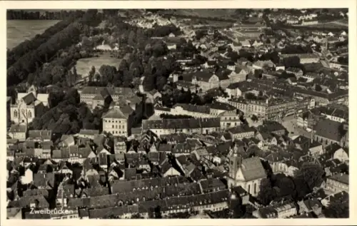 Ak Zweibrücken in der Pfalz, Luftaufnahme von  Stadtansicht, viele Dächer, Bäume